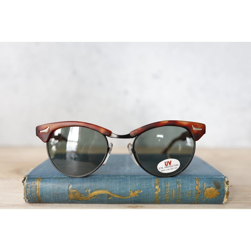 Vintage 1990s Cat Eye Shaped Sunglasses Korea Preppy Old Money Academia Eyewear